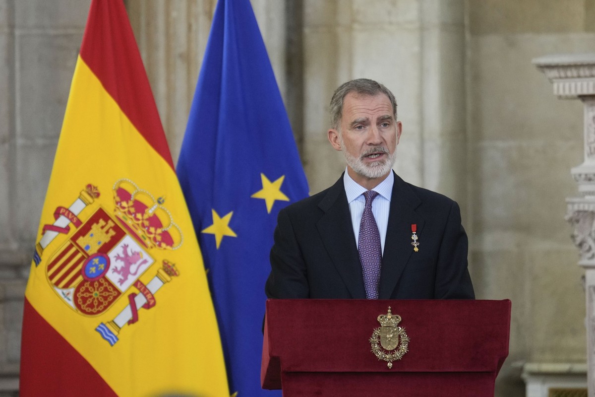 epa11422255 Spain's King Felipe VI delivers his speech during a ceremony marking the 10th anniversary of his proclamation at the Royal Palace in Madrid, Spain, 19 June 2024. Spain's King Fel ...