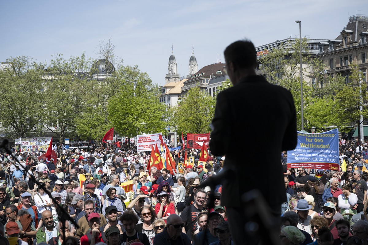 Daniel Lampart, Chefoekonom des SGB, spricht am traditionellen 1. Mai-Umzug, am Tag der Arbeit durch die Innenstadt in Zuerich, aufgenommen am Mittwoch, 1. Mai 2024. (KEYSTONE/Ennio Leanza)