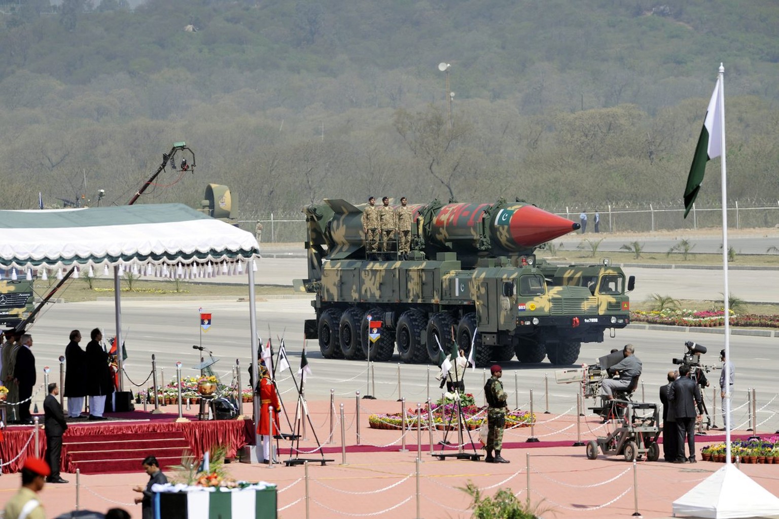 epa04675965 Pakistani President Mamnoon Hussein and Prime Minister Nawaz Sharif (bottom - L) watch as a Pakistani developed Shaheen II missile capable of carrying nuclear warheads passes during a Repu ...