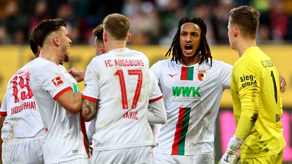 epa11142615 Augsburg&#039;s goalkeeper Finn Dahmen (R) react with teammates after saving penalty during the German Bundesliga soccer match between FC Augsburg and RB Leipzig in Augsburg, Germany, 10 F ...