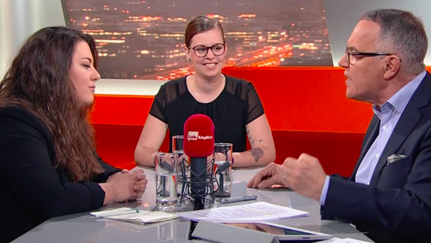 Juso-Präsidentin Tamara Funiciello, Michelle Singer, die Präsidentin der JSVP Emmental, und Moderator Markus Gilli.