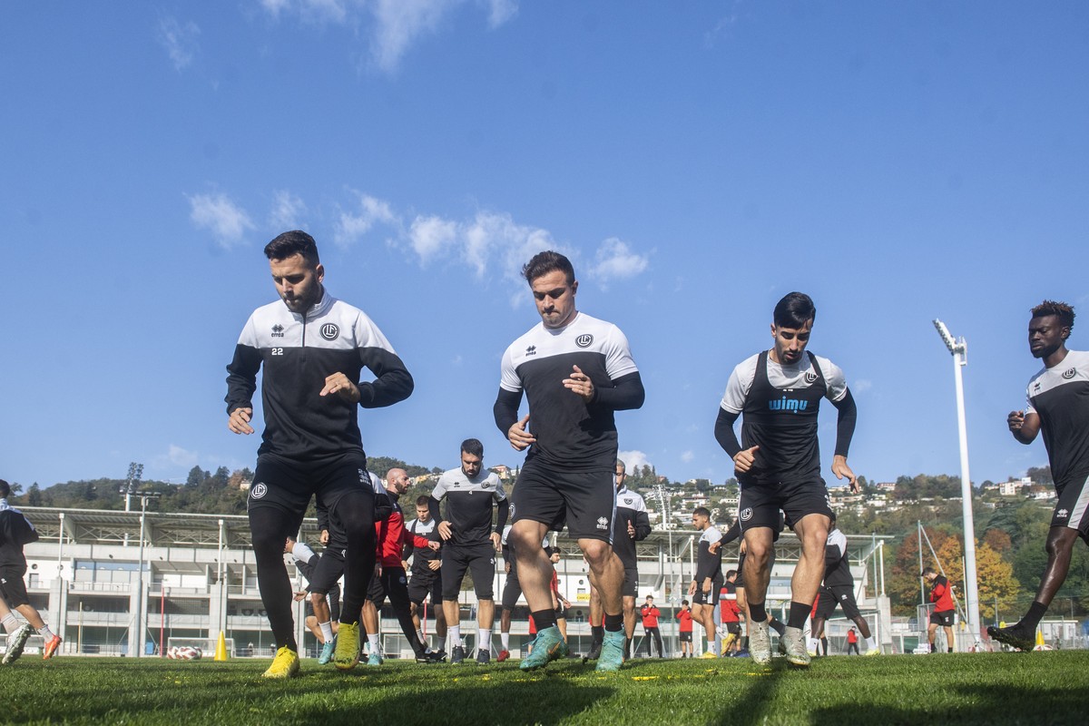 Renato Steffen, links, Xherdan Shaqiri, mitte und Mohammed Amoura, links, waerend dem Training mit dem FC Lugano im Stadion Cornaredo, aufgenommen am Dienstag, 26. Oktober 2022 in Lugano (Keystone/Ti- ...