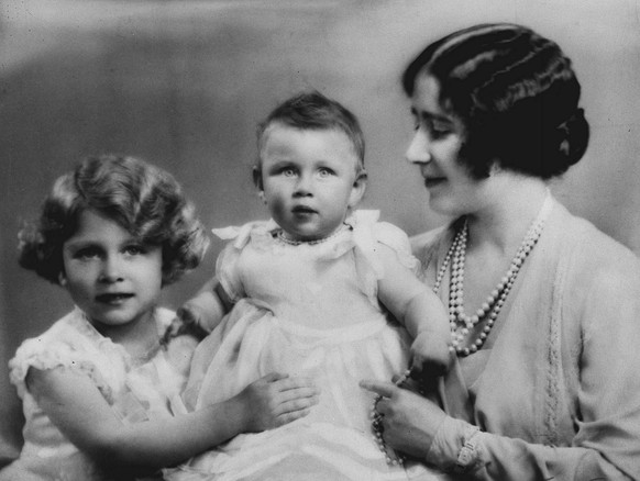 Elizabeth wird am 21. April 1926 in London geboren. Dieses Bild von 1931 zeigt sie mit ihrer kleinen Schwester, Prinzessin Margaret, und ihrer Mutter Elizabeth, die spätere Queen Mother.