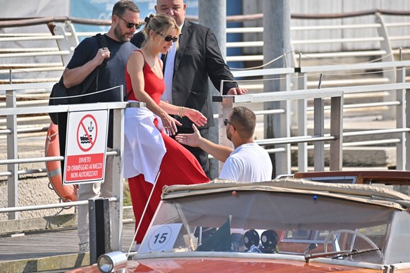 Lydia Kives At Venice Airport - Italy Lydia Kives ans her friend arriving at Venice airport ahead of Jeff Bezos wedding in Venice on June, 25, 2025. Photo by Julien Reynaud/APS-Medias/ABACAPRESS.COM V ...