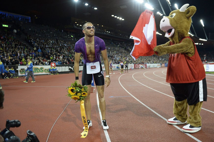 Kariem Hussein feiert gemeinsam mit Maskottchen Cooly und geniesst den Applaus der Schweizer Fans.