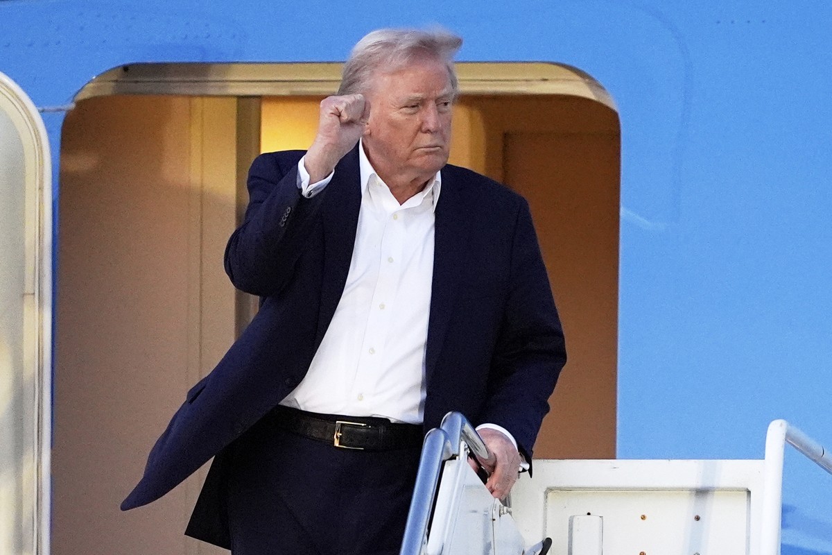 President Donald Trump arrives at Palm Beach International Airport, Friday, April 11, 2025, in West Palm Beach, Fla. (AP Photo/Manuel Balce Ceneta)
Donald Trump