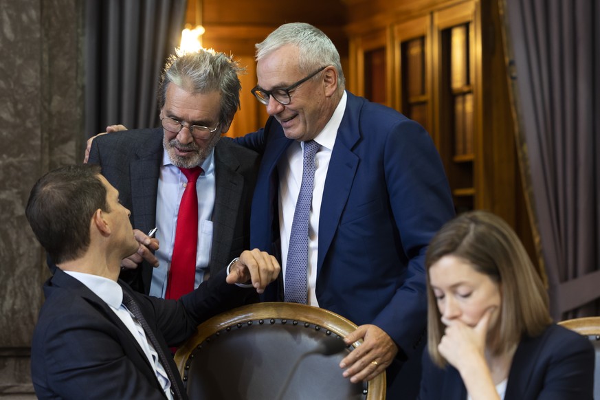 Thierry Burkart, FDP-AG, Roberto Zanetti, SP-SO, und Ruedi Noser, FDP-ZH, diskutieren neben Johanna Gapany, FDP-FR, von links, waehrend der Debatte um das Bundesgesetz fuer die sichere Stromversorgung ...