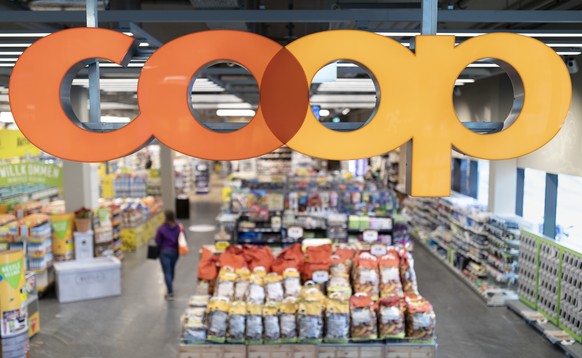 The logo of retailer Coop at the Coop branch in the shopping center Seewen Markt in Seewen, Canton of Schwyz, Switzerland, on May 15, 2018. (KEYSTONE/Gaetan Bally)..Das Coop Logo in der Filiale des De ...