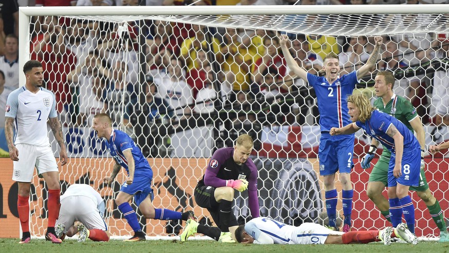 epa05395490 Hannes Halldorsson (R), Birkir Bjarnason (2ND R), Birkir Saevarsson and Ari Skullason (3RD L) of Iceland celebrate next to Kyle Walker (L), Joe Hart (4TH L) and Dele Alli (3RD R) of Englan ...