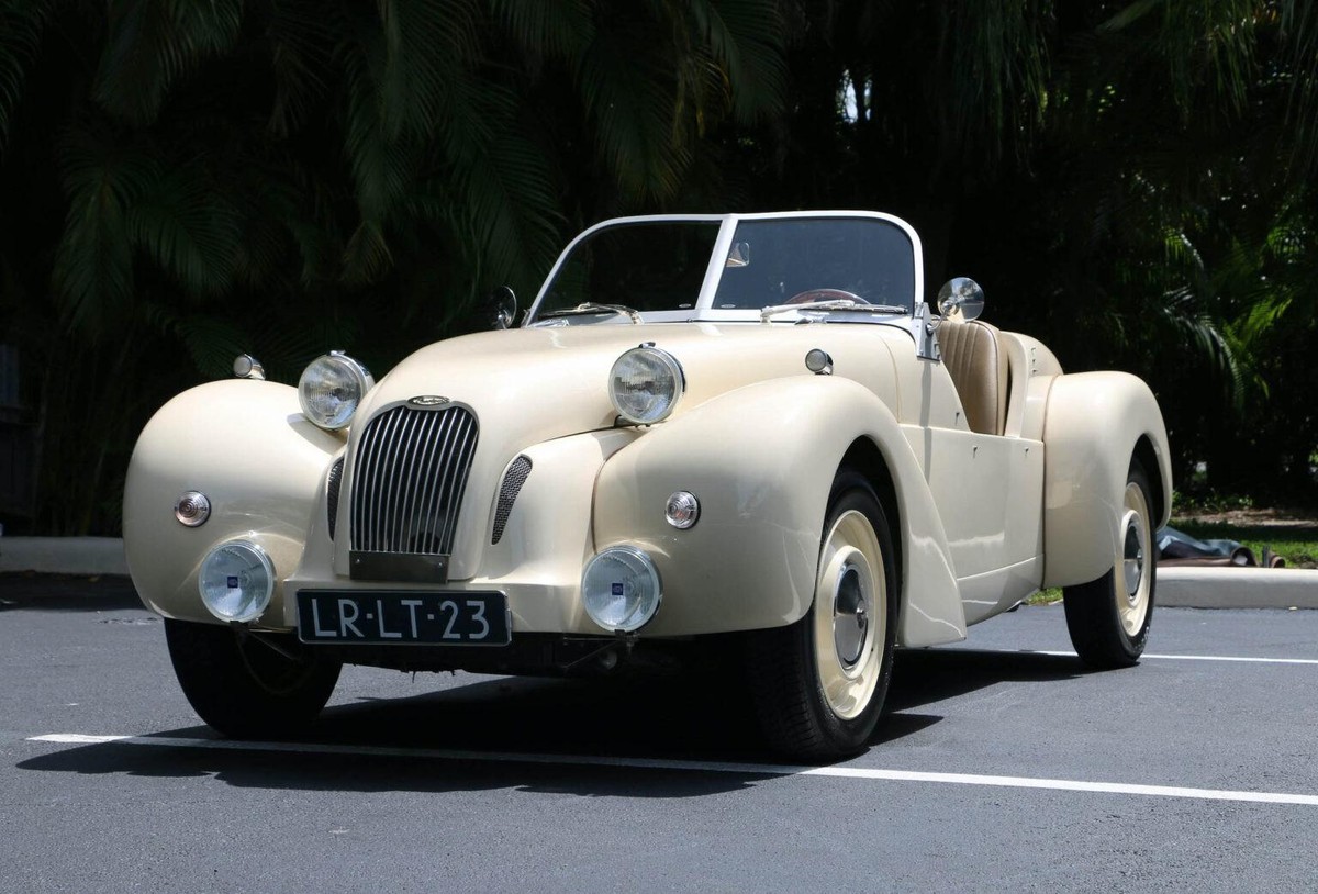 Burton Roadster Sotheby's Auktion Florida auto retro design https://rmsothebys.com/en/auctions/0521/open-roads--may/lots/r0036-1986-citro%C3%ABn-2cv-roadster-by-burton/1093444#