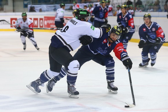 Tim Ramholt kämpft mit&nbsp;Ryan Macmurchy.