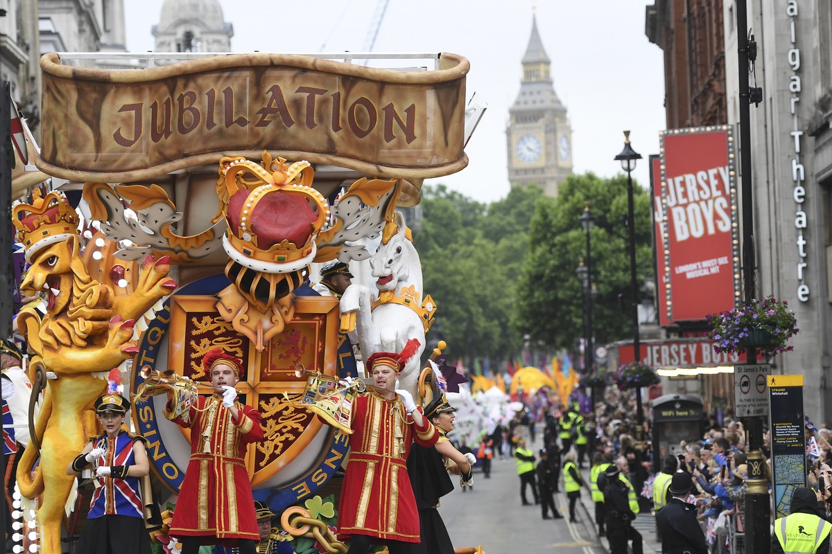 epa09997511 Performers in costumes parade during the Platinum Pageant celebrating the Platinum Jubilee of Britain's Queen Elizabeth II in London, Britain, 05 June 2022. The Pageant is the final e ...