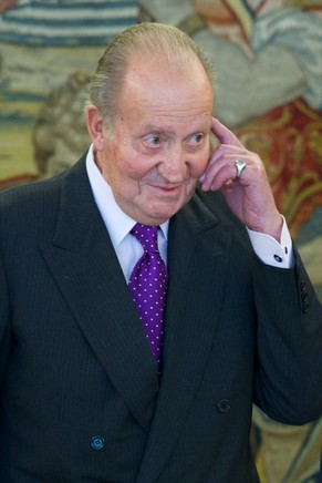 Juan Carlos zahlt erstmals Gehälter.