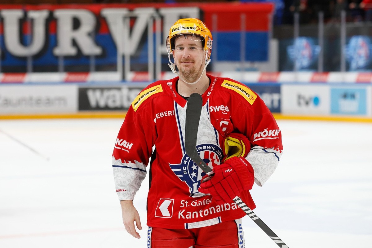 Der Rapperswiler Topscorer Roman Cervenka nach dem Eishockeyspiel der National League zwischen den Rapperswil-Jona Lakers und dem EHC Biel , am Samstag, 24.Februar 2024 , in der St. Galler Kantonalban ...