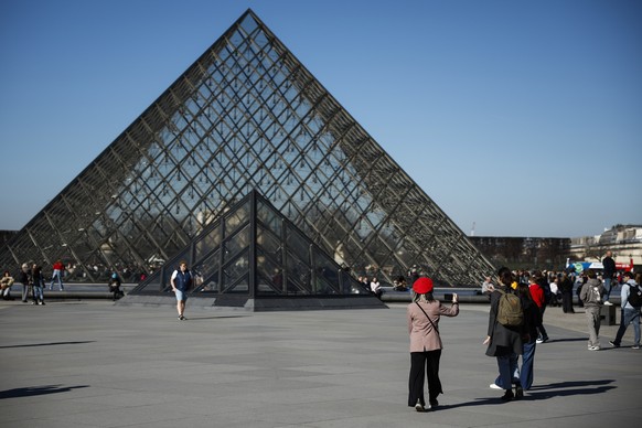 epaselect epa12775803 Visitors gather outside the Louvre Museum in Paris, France, 25 February 2026. The president of the Louvre, Laurence des Cars, submitted her resignation to Emmanuel Macron, who ac ...