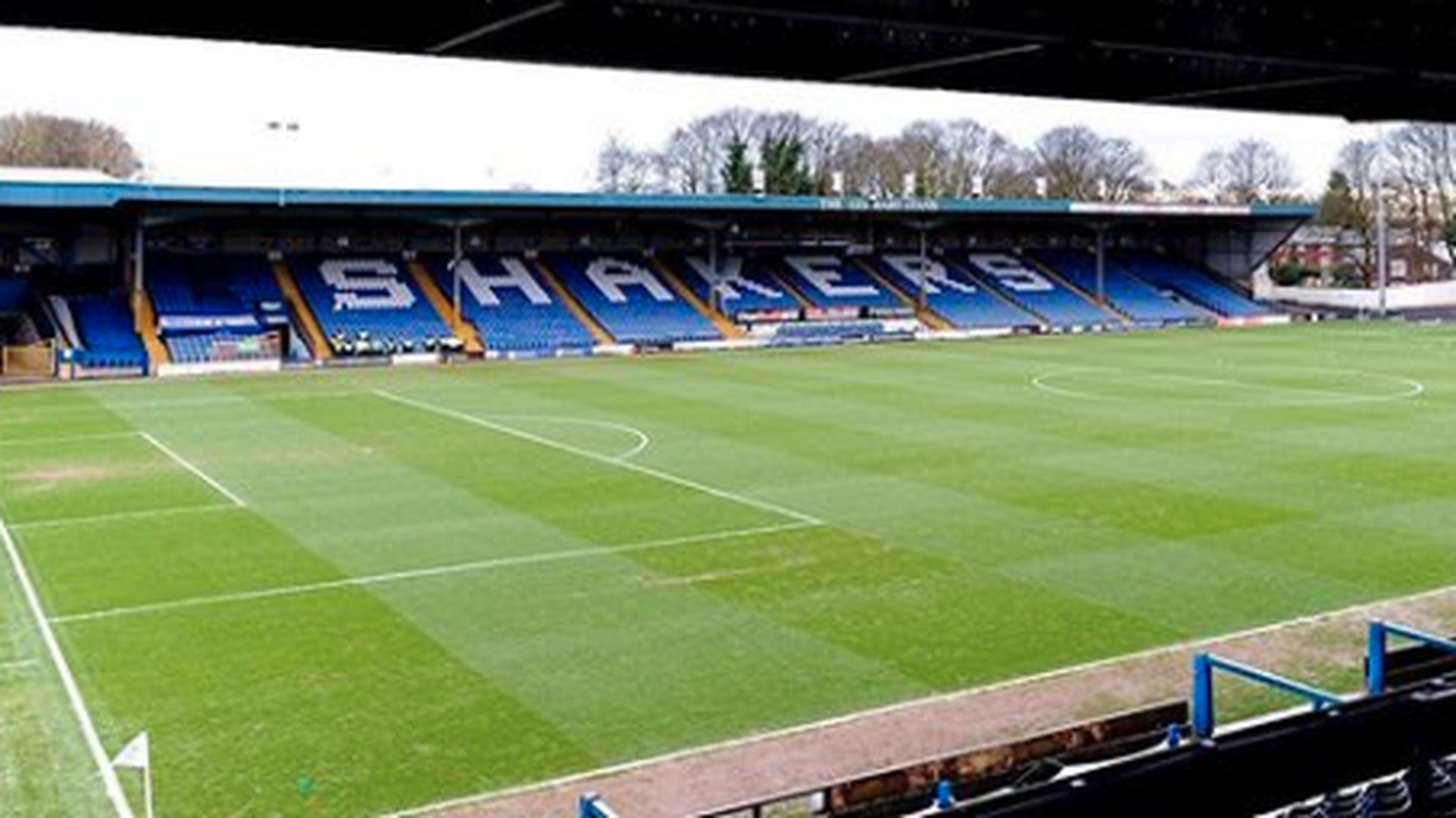 Gigg Lane ist die Heimat des Klubs, der vor dem Untergang steht.