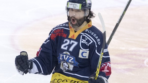 Die Zuger mit Josh Holden, links, und Reto Suri, rechts, feiern das 1:0 beim dritten Eishockey Playoff Halbfinalspiel der National League A zwischen dem EV Zug und dem HC Davos am Samstag, 25. Maerz 2 ...