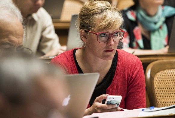 Bern, 18.6.2015, Nationalraetin Aline Trede, GPS-BE, verfolgt die Debatte zur Weiterentwicklung der Armee in der Grossen Kammer. (Monika Flueckiger/EQ Images)