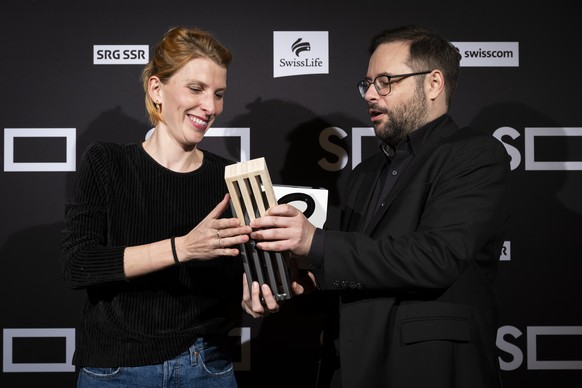 EMBARGO BIS 19:30 UHR - 24.01.2024 --- Die Schweizerin Regisseurin Lisa Gerig, Gewinnerin des &quot;Prix de Soleure&quot; mit &quot;Die Anhoerung&quot;, links, und der Schweizer Regisseur Luka Popadic ...