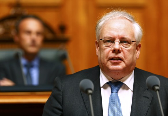 Dean Spielmann spricht vor dem Parlament in Bern.