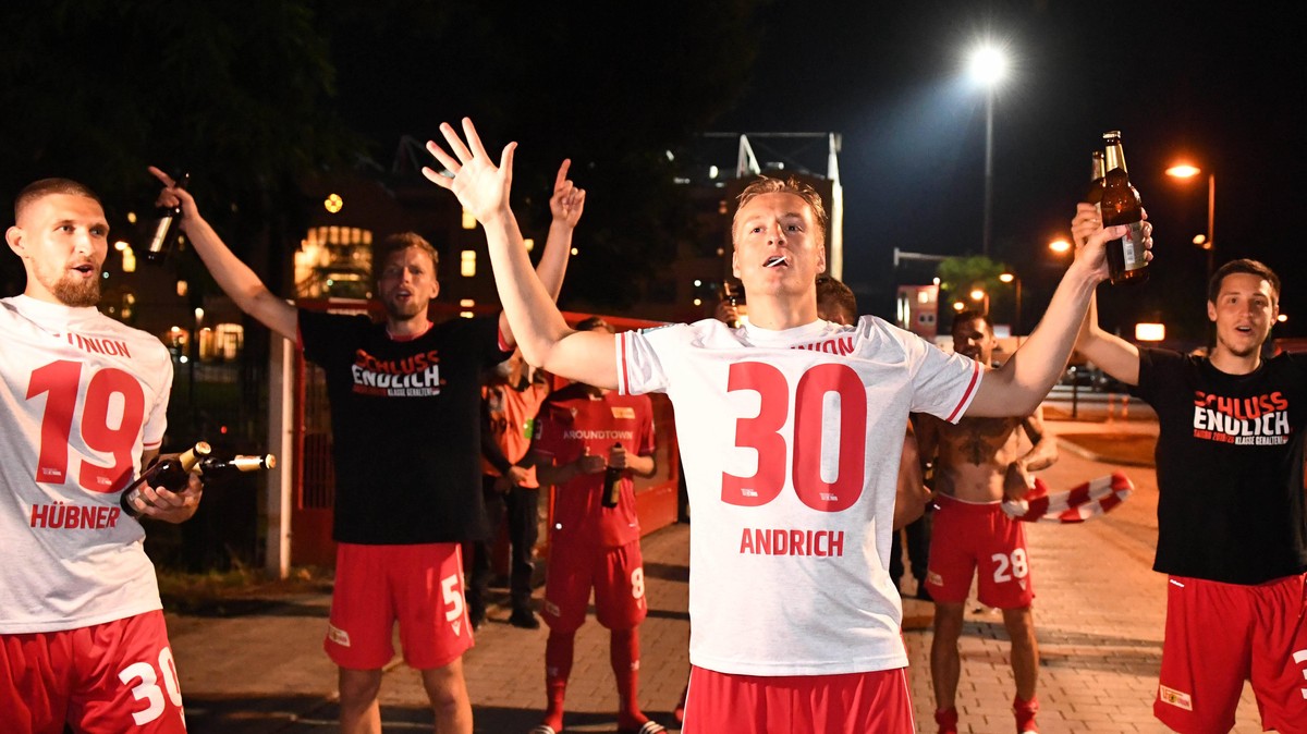 IMAGO / Matthias Koch

Fussball, Herren, Saison 2019/2020, 1. Bundesliga (32. Spieltag), 1. FC Union Berlin - SC Paderborn (1:0), spontane Feier von Fans und Spielern lange nach Spielschluss auf der H ...