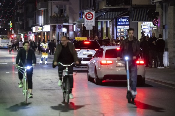 Menschen bewegen sich auf der Langstrasse in Zuerich, aufgenommen am Samstag, 30. September 2023. Ab November 2023 wird die Langstrasse tagsueber autofrei. Zwischen Militaerstrasse und Helvetiaplatz d ...