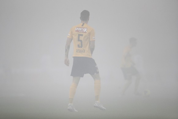 Die Spieler von YB warten im von Pyro vernebelten Stadion auf den Anpfiff, vor dem Schweizer Fussball Cup 1/8 - Finalspiel zwischen BSC Young Boys Bern und dem FC Zuerich am Mittwoch, 30. Oktober 2019 ...