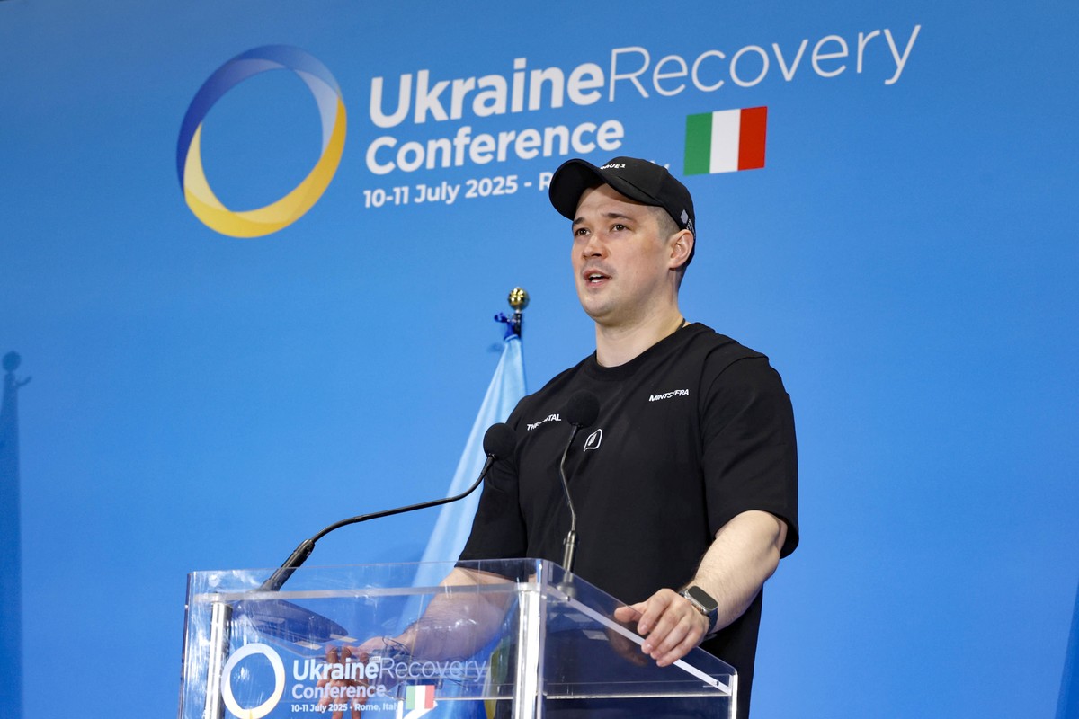 epa12231313 Ukrainian Minister for Digital Transformation Mychajlo Fedorov speaks during a press conference at the Ukraine Recovery Conference 2025 in Rome, Italy, 11 July 2025. EPA/FABIO CIMAGLIA