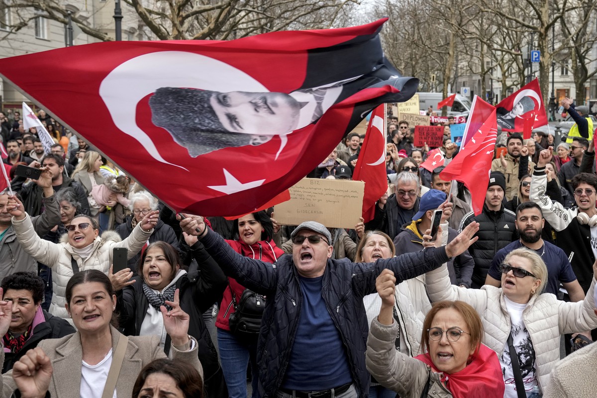 Protesters shout slogans during a protest against the arrest of Istanbul's Mayor Ekrem Imamoglu, in Berlin, Germany, Sunday, March 23, 2025. (AP Photo/Ebrahim Noroozi)
Germany Turkey Politics