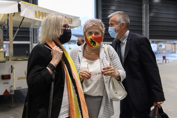 Generalsekretaerin Astrid Baertschi, Regierungsraetin Beatrice Simon, und Nationalrat Lorenz Hess, von links, lachen vor die erste Parteiversammlung von Die Mitte Kanton Bern, am Mittwoch, 23. Juni 20 ...