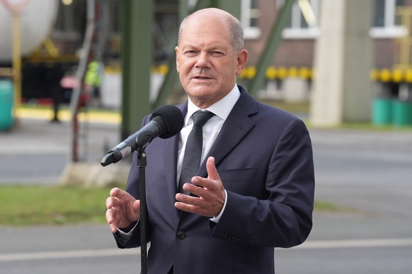 epa11565577 German Chancellor Olaf Scholz delivers a speech during a tour of the Evonik Industries Rheticus project facility in Marl, Germany, 26 August 2024. By combining electrolysis (Siemens Energy ...