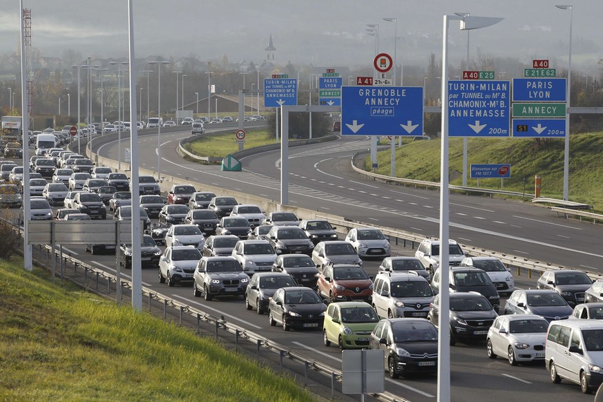 Die Rückkehr der Wartezeit: Beim&nbsp;Genfer Grenzübergang Bardonnex stauten sich am Montag die Autos.