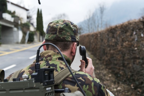 ARCHIVBILD ZUR MELDUNG, DASS DER BUNDESRAT 2021 IM RAHMEN DER ARMEEBOTSCHAFT RUND 2,3 MILLIARDEN IN DIE ARMEE INVESTIEREN WILL, AM DONNERTAG, 18. FEBRUAR 2021 - Bei einem Postenlauf lernen Soldaten de ...