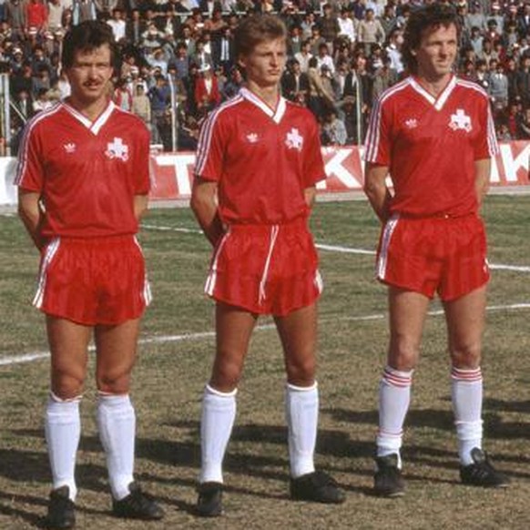 Die Schweizer Nationalmannschaft beim Freundschaftsspiel zwischen der Tuerkei und der Schweiz in Adana am 12. Maerz 1986. V.l.n.r. Roger Wehrli, Heinz Hermann, Georges Bregy, Alain Sutter, Rene Botter ...