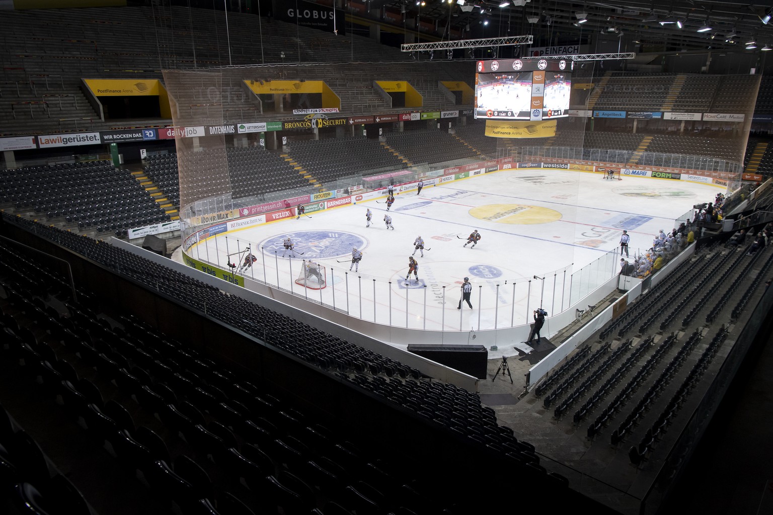 SC Bern Spieler und HC Fribourg Gotteron Spieler kaempfen um den Puck, beim Eishockey Meisterschaftsspiel der National League zwischen dem SC Bern und den HC Fribourg Gotteron, in der Postfinance Aren ...