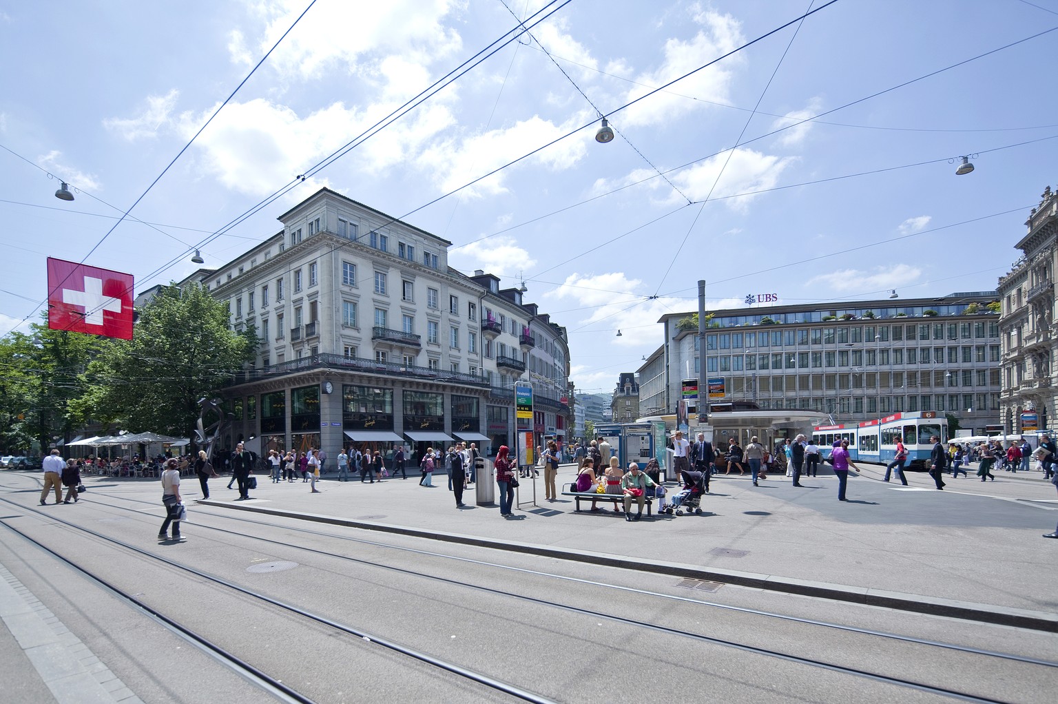 Am Zürcher Paradeplatz gibt Alice Schwarzers Steueraffäre nicht viel zu reden.