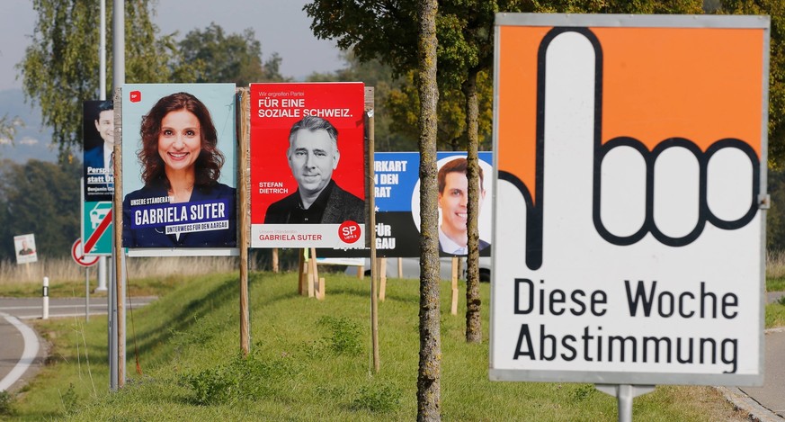 Foto Manuel Geisser 17.10. 2023 Aargau , SCHWEIZ , Plakate diverser Parteien zur Parlamentswahlen vom 22.Oktober 2023 . Abstimmung diese Woche *** Photo Manuel Geisser 17 10 2023 Aargau , SWITZERLAND  ...
