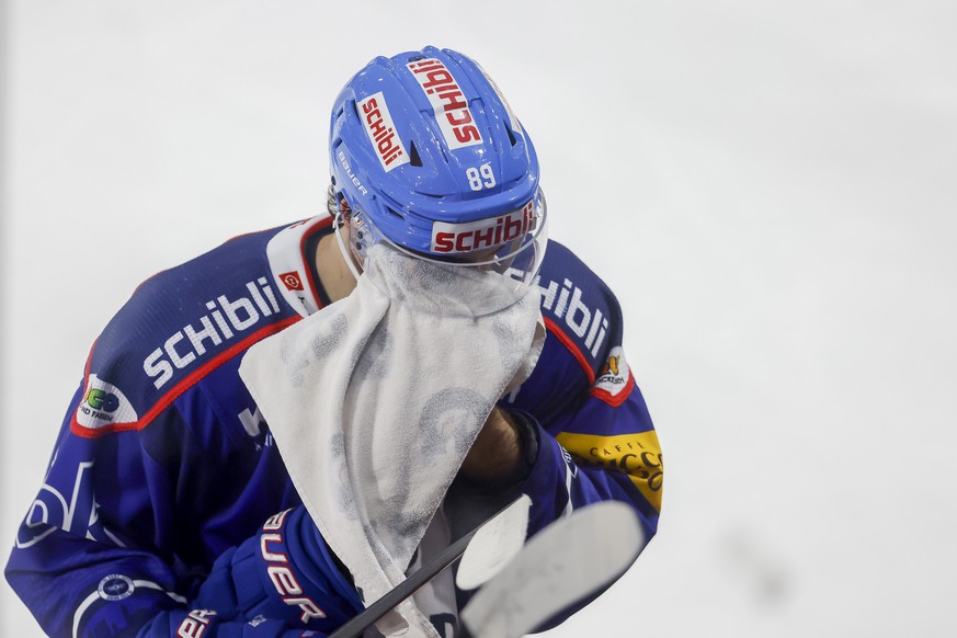 Klotens Dominik Diem reagiert waehrend der Meisterschaftspartie der National League zwischen dem EHC Kloten und dem HC Lausanne, am Samstag, den 17. Februar 2024, in der stimo Arena in Kloten. (KEYSTO ...