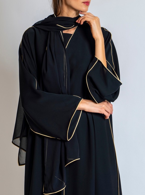 Die Abaya ist ein traditionelles Kleidungsstück aus dem Nahen Osten und dem Maghreb, eine Art Überkleid, das von Frauen über der normalen Kleidung getragen wird.
