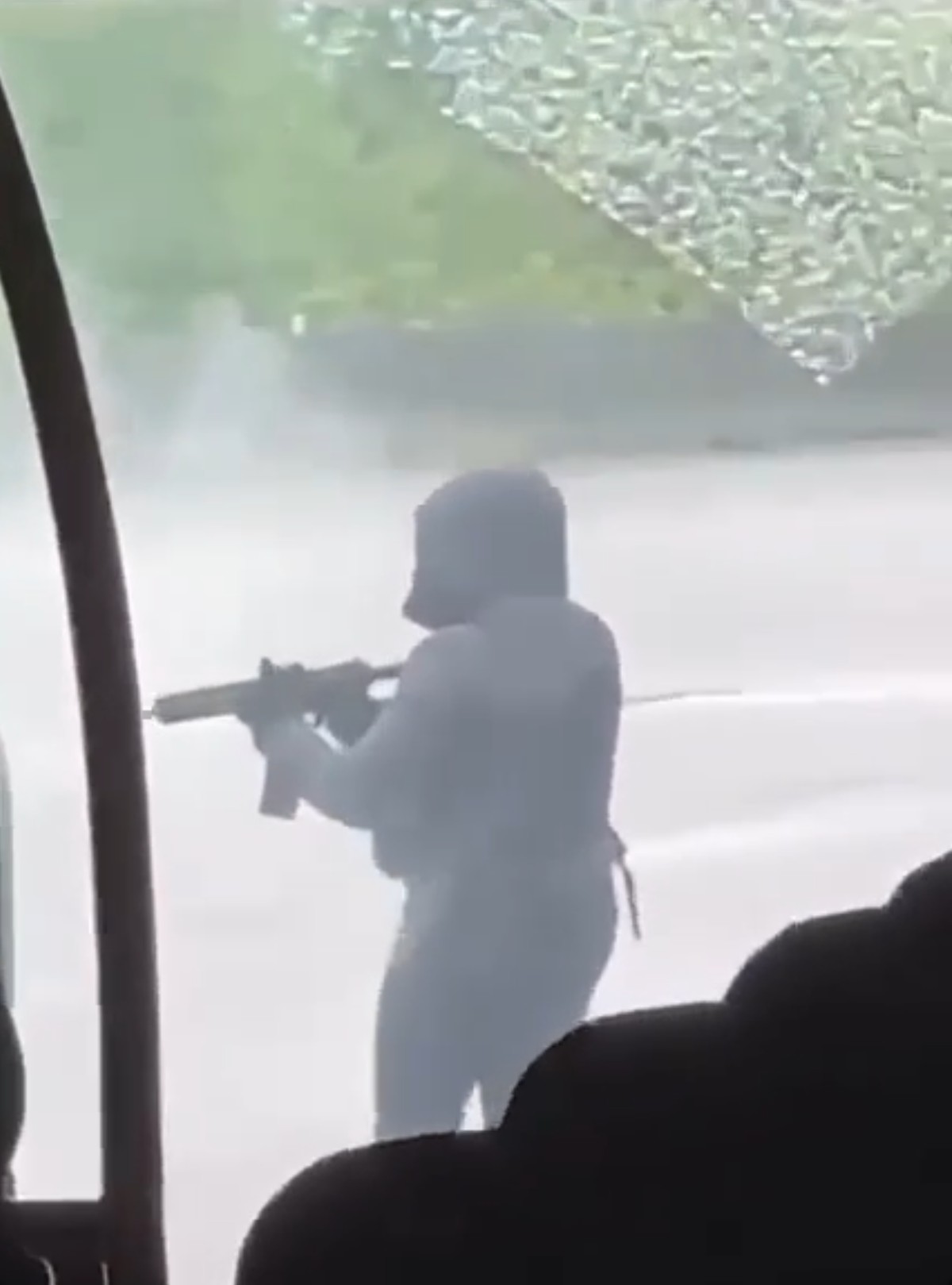 Un des hommes armés lors de l'attaque du fourgon pénitentiaire en Normandie, le mardi 14 mai 2024.