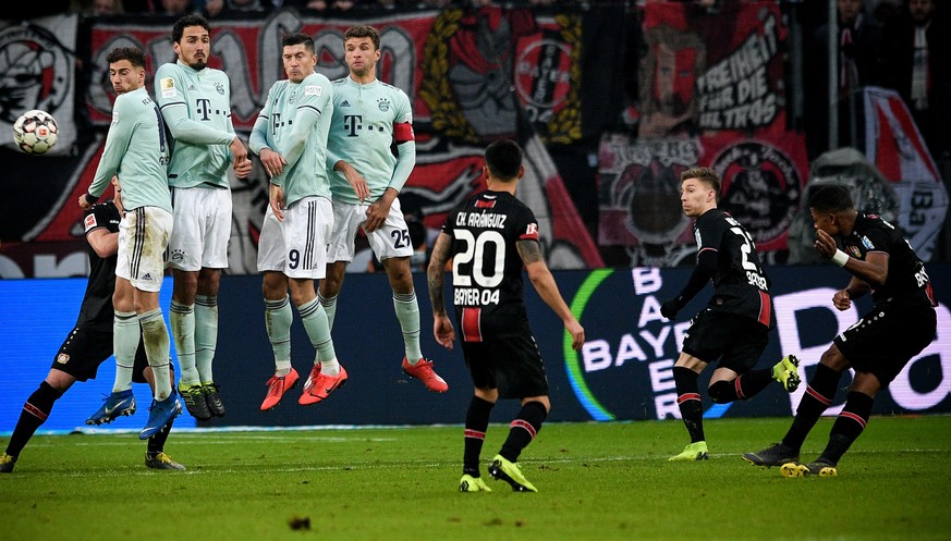 epa07338583 Leverkusen&#039;s Leon Bailey (R) scores the 1-1 equalizer during the German Bundesliga soccer match between Bayer Leverkusen and Bayern Munich in Leverkusen, Germany, 02 February 2019. EP ...