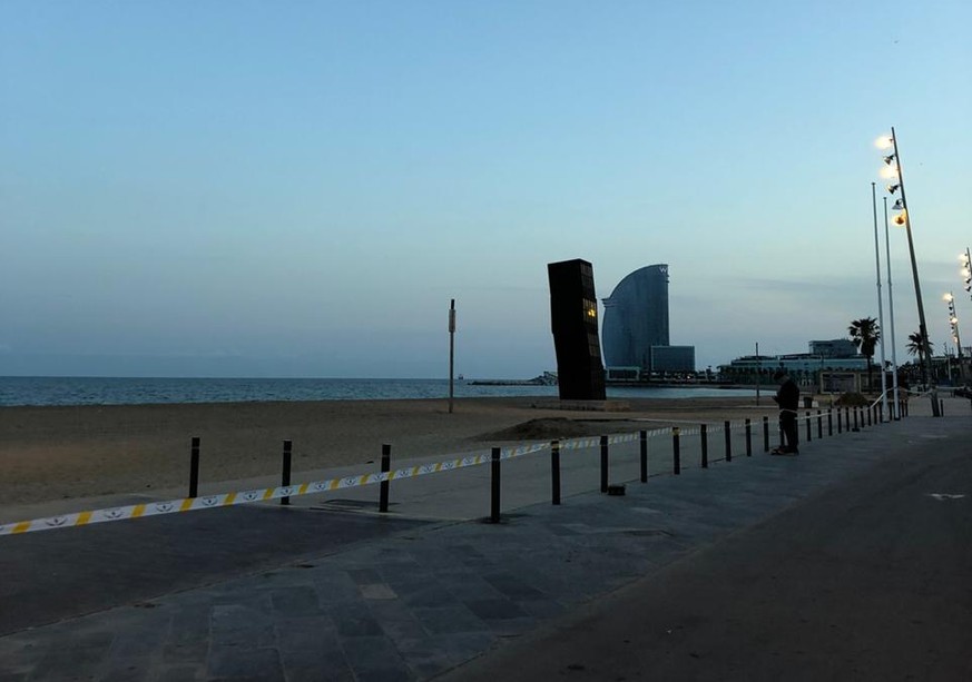 Keine Menschenseele am Strand von Barceloneta.