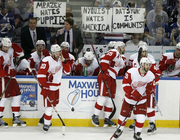 Tampa-Fans machen sich über die Red-Wings-Spieler lustig.&nbsp;