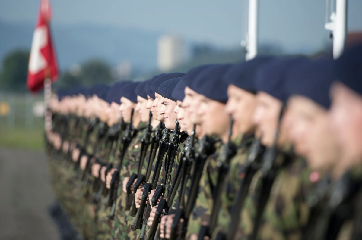 Des militaires en rang d'oignons. Une cérémonie à la caserne de Colombier a fait 22 blessés.