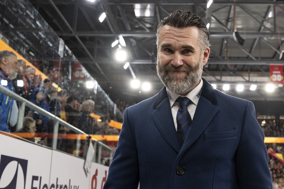 Head Coach Christian Dube (EHCB) freut sich im Spiel der Eishockey National League zwischen EHC Biel-Bienne, EHCB, und SCL Tigers, SCL, am Samstag, 7. Maerz 2026, in Tissot Arena in Biel. (KEYSTONE/Pe ...