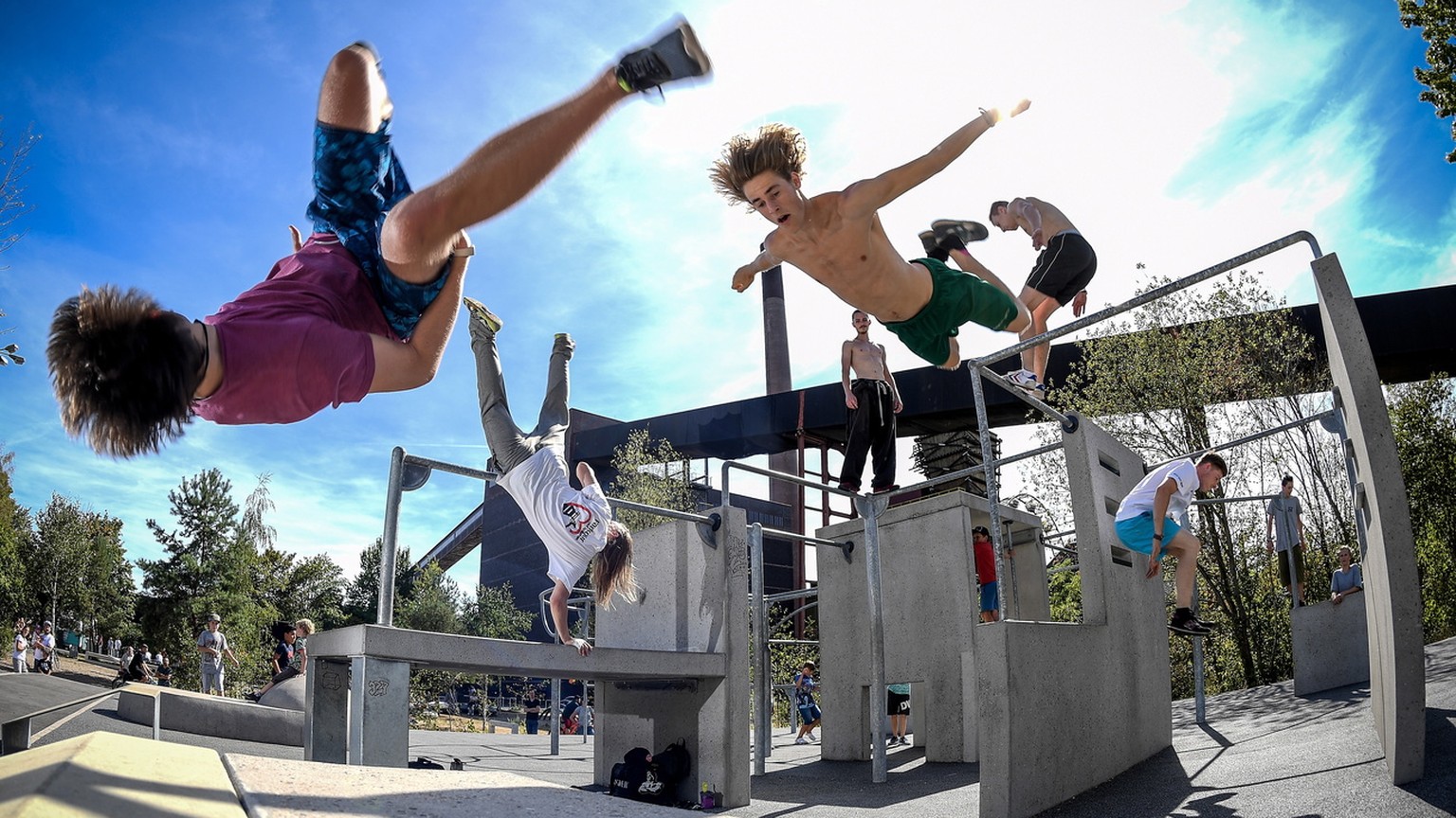 epa06946766 Young people practice their skills on the Parkour course of the former coking plant &#039;Zeche Zollverein&#039; industrial complex in Essen, Germany, 12 August 2018, which is an UNESCO Wo ...