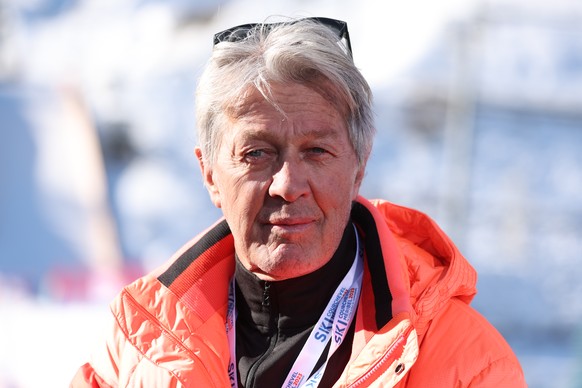 ABD0017_20230212 - COURCHEVEL - FRANKREICH: Der ehemaliger Schweizer Skirennfahrer Bernhard Russi w�hrend der Abfahrt der M�nner im Rahmen der Ski-WM 2023 am Sonntag, 12. Februar 2023, in Courchevel.  ...
