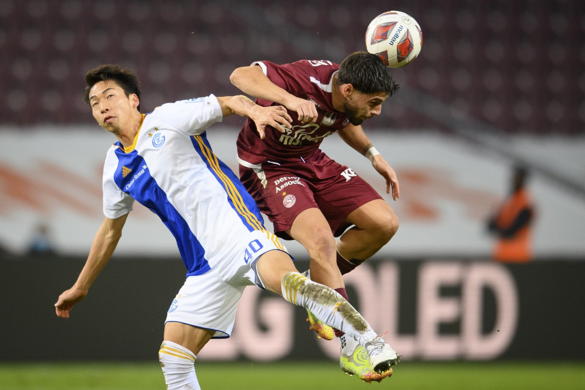 Le milieu zuerichois Hayao Kawabe, gauche, lutte pour le ballon avec le milieu genevois Kastriot Imeri, droite, lors de la rencontre de football de Super League entre le Servette FC, SFC, et Grasshopp ...