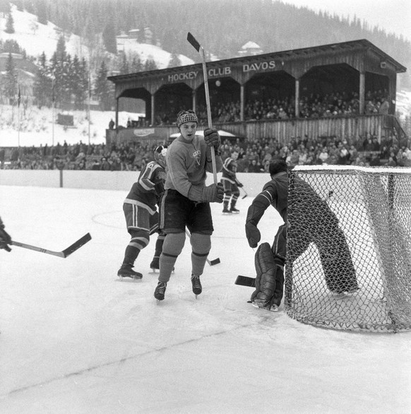 Der Mannheimer ERC (gestreiftes Dress) verliert das Spiel um den Spengler Cup in Davos gegen den ACBB Athletic Club de Boulogne-Bilancourt mit 2:5, aufgenommen im Dezember 1958. (KEYSTONE/Str)