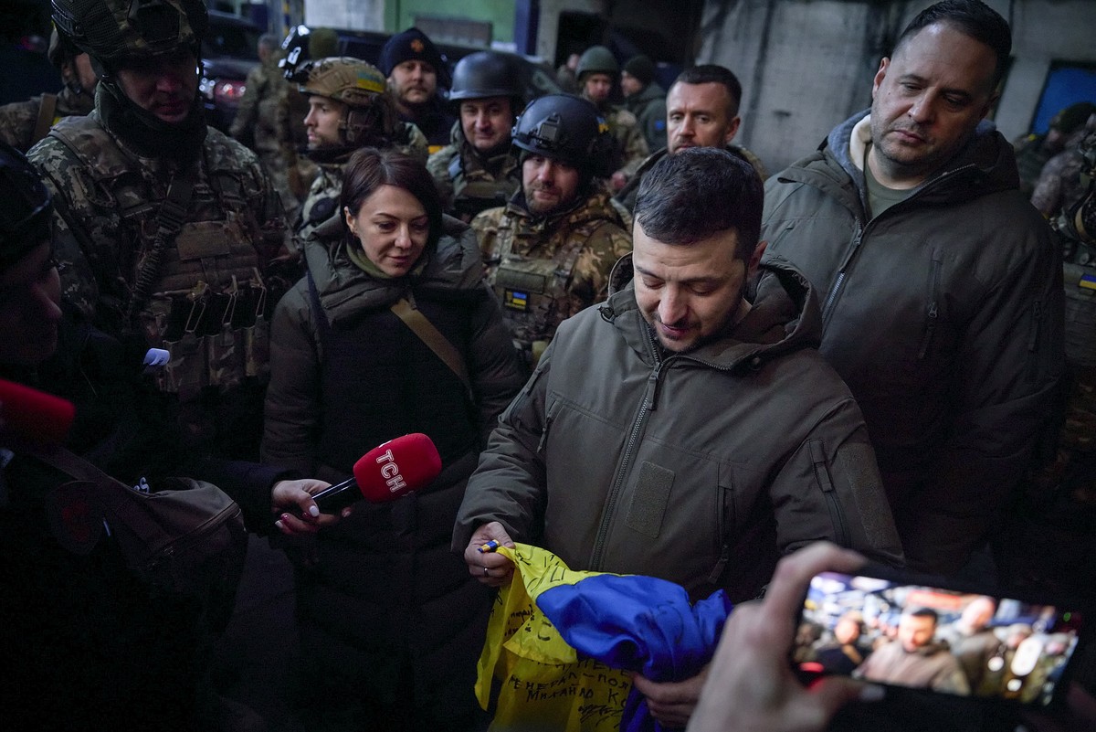 epa10374713 A handout photo made available by the Ukrainian Presidential Press Service shows Ukraine's President Volodymyr Zelensky (C) meeting with Ukrainian servicemen during his visit to Bakhm ...